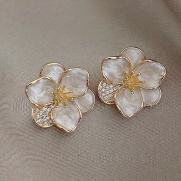 FREE 💗With Purchase💗 Gold Plated White/Cream Enamel Floral Stud - NEW - Picture 1 of 3
